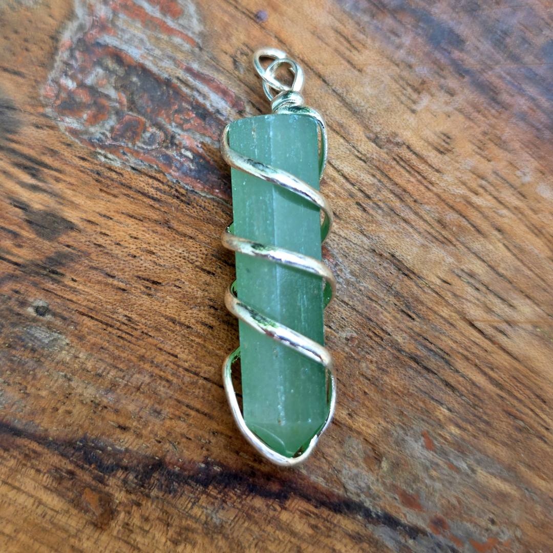 Green Aventurine Pendant – Stone of Luck & Prosperity